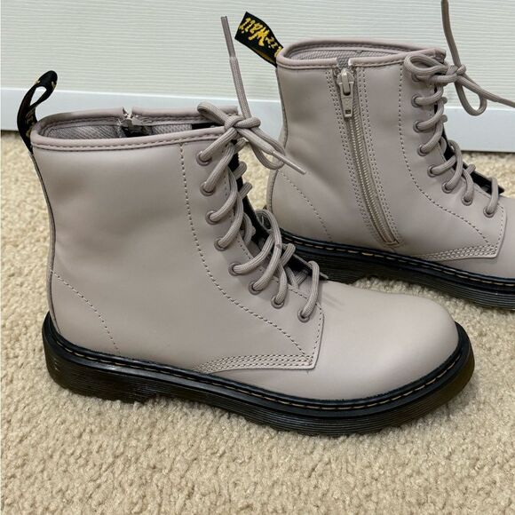 NWT Dr. Martens 1460 Big Kid Girls' Combat Boot Taupe Sz 2 - Picture 3 of 12